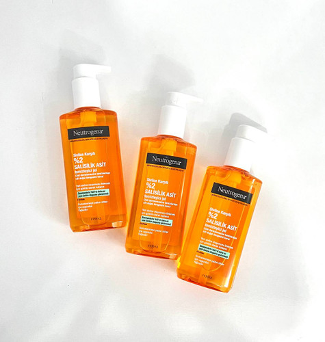 ژل شستشو صورت نوتروژینا پوست چرب ضد جوش مدل Sivilce Karsiti