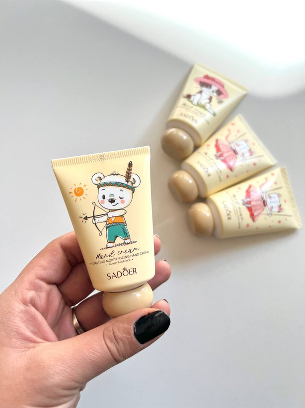 کرم مرطوب کننده دست مدل فانتزی برند سادور 40 گرمی